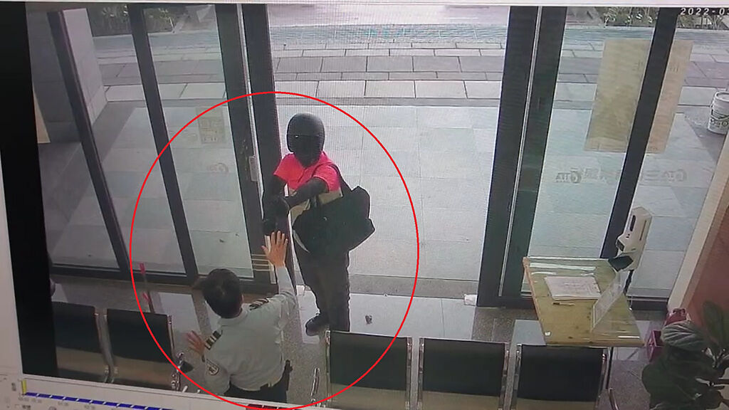 高雄三信銀行今(25)日發生搶案，男子持辣椒水噴灑保全眼睛後，行搶得手5萬餘元。（警方提供）