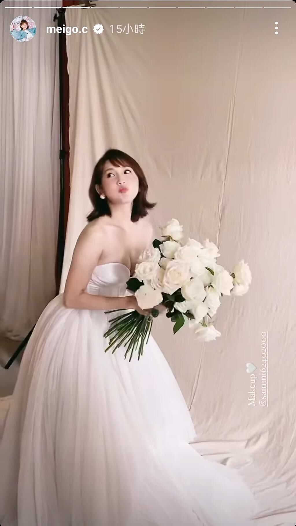 粿粿在婚紗照花絮舉著白色捧花。（圖／meigo.c instagram）