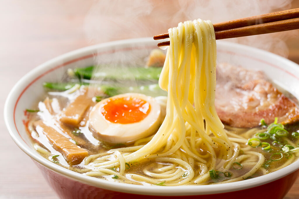 有網友好奇台灣哪家連鎖拉麵最好吃？引起熱烈討論。(示意圖／Shutterstock)