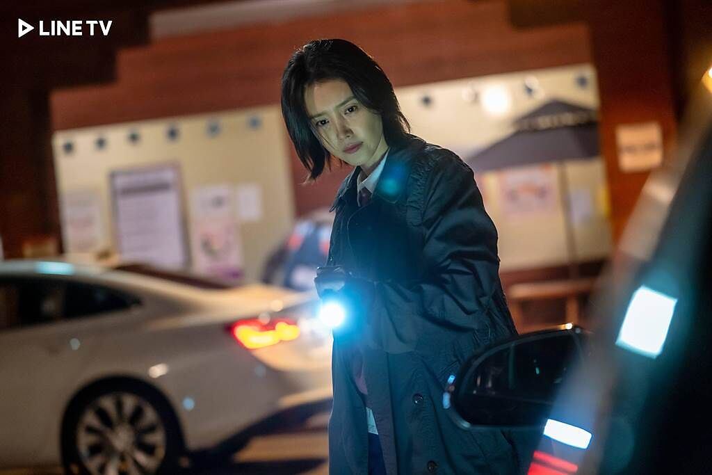 蔡貞安飾演刑警姜貞雅，追捕殺人魔金東旭。（LINE TV提供）