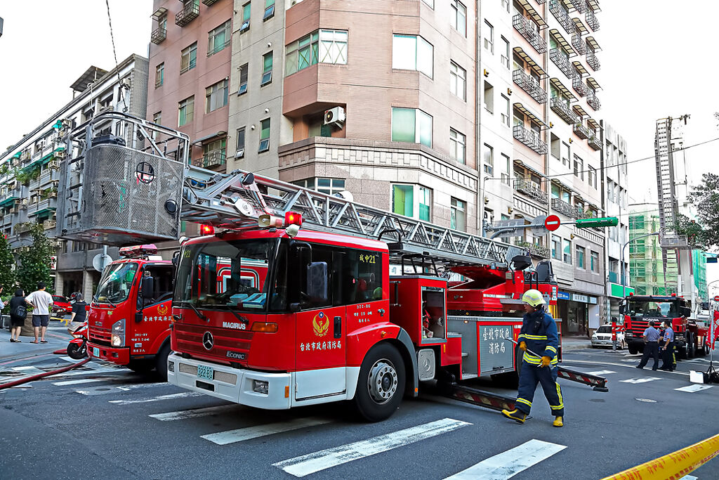 消防機關接獲火警報案後，便會立刻派遣人車至現場處理。（示意圖／Shutterstock）