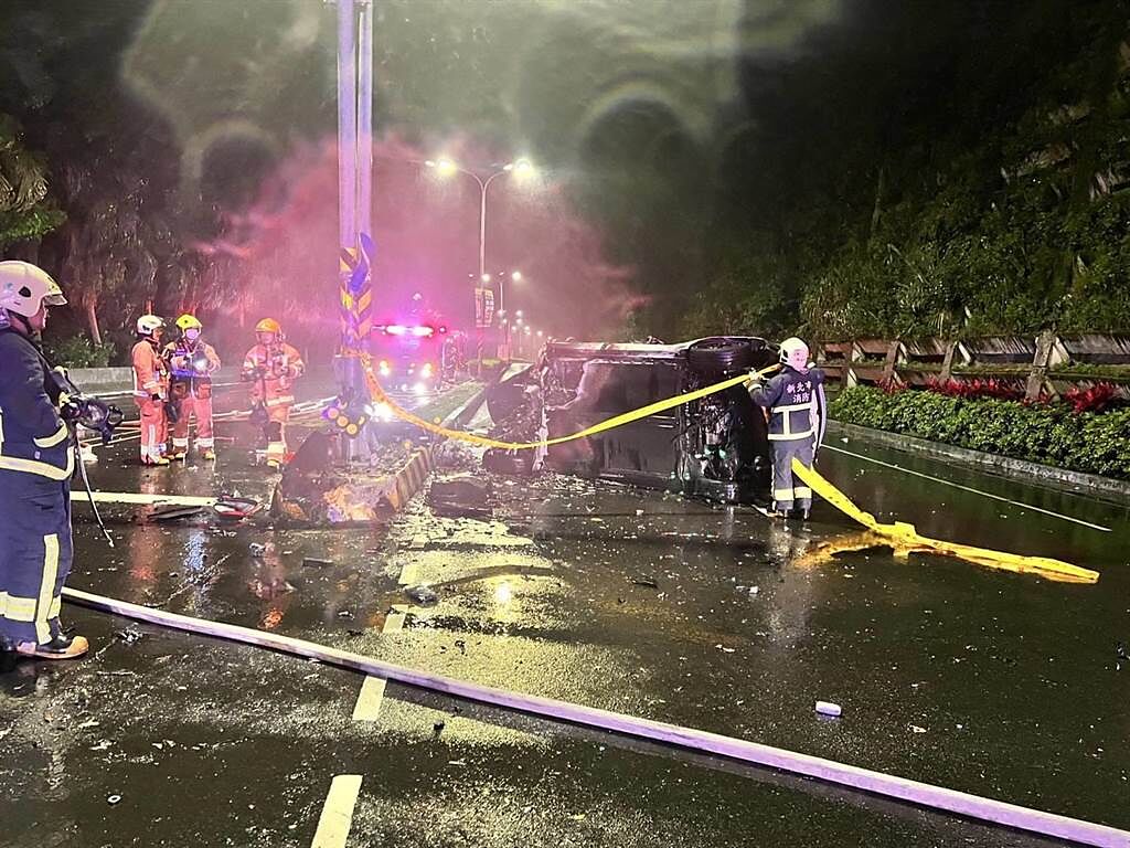 53歲李姓男子今（27日）清晨4時許，酒後駕駛特斯拉汽車自撞安全島側翻，車輛瞬間起火燃燒。（翻攝畫面）