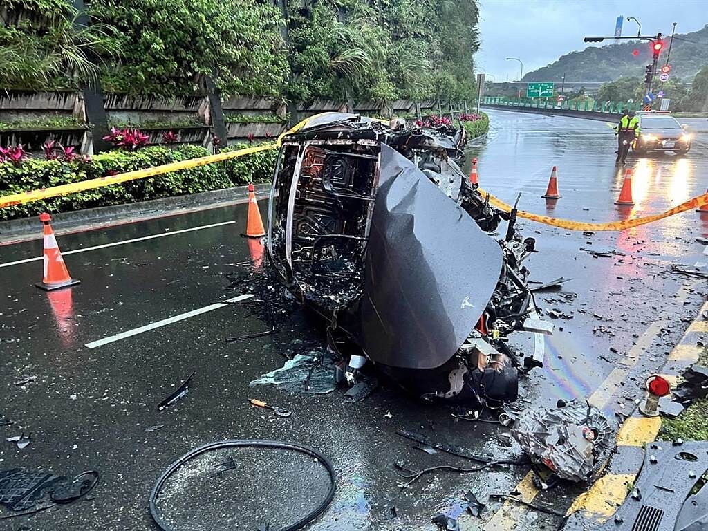 53歲李姓男子今（27日）清晨4時許，酒後駕駛特斯拉汽車自撞安全島側翻，車輛瞬間起火燃燒。（翻攝畫面）