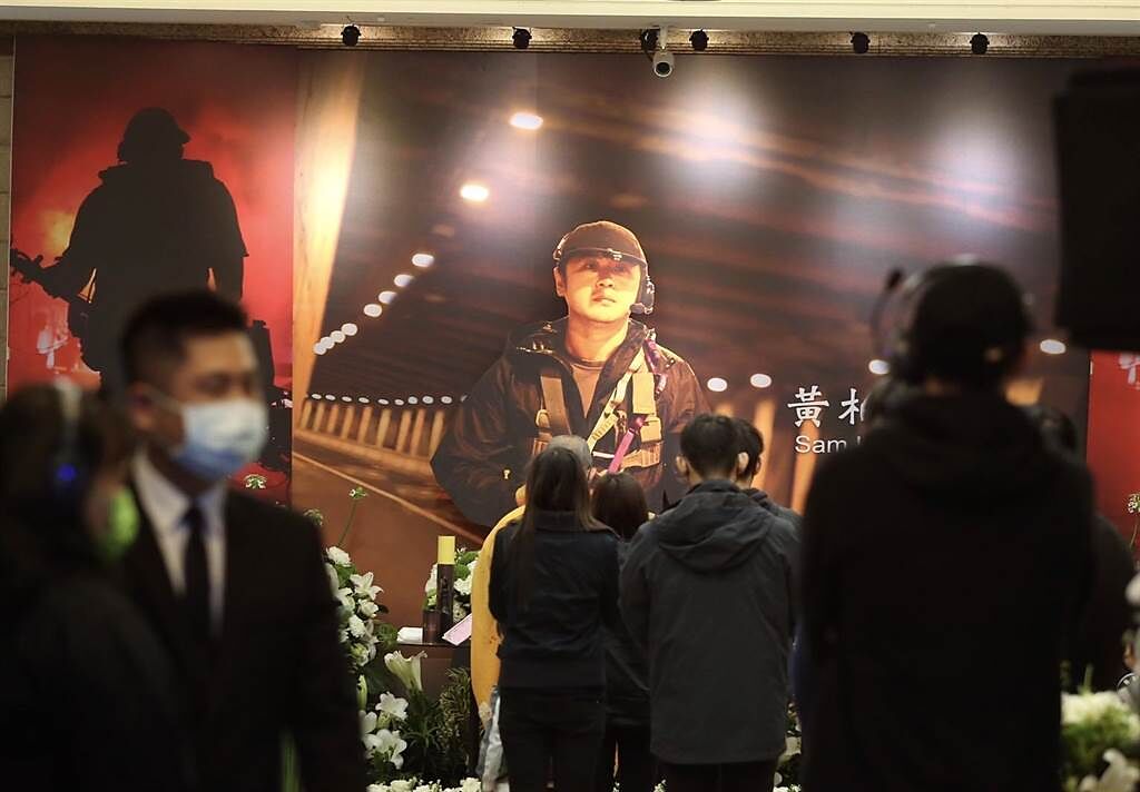 今在台北市第二殯儀館舉辦黃柏雄告別式，許多圈內親友前來看最後一眼。（陳俊吉攝）