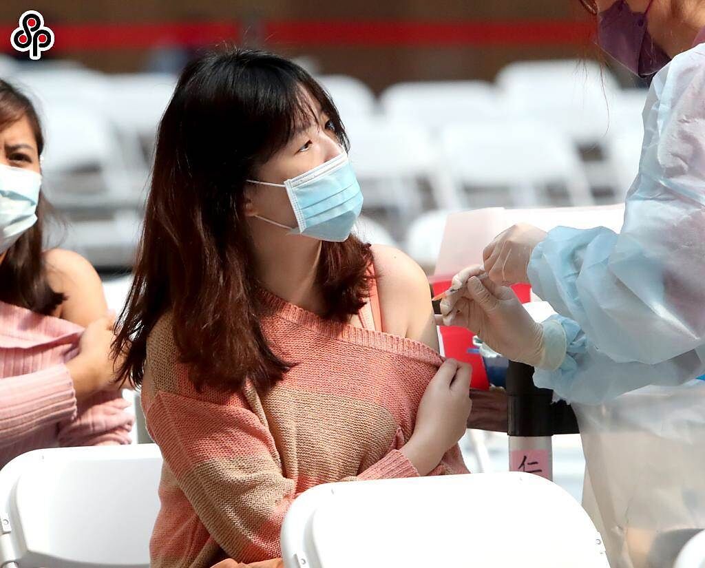 對於第四劑會不會發生在台灣？醫師認為對老年人可能會！圖為施打疫苗示意圖。（本報資料照）