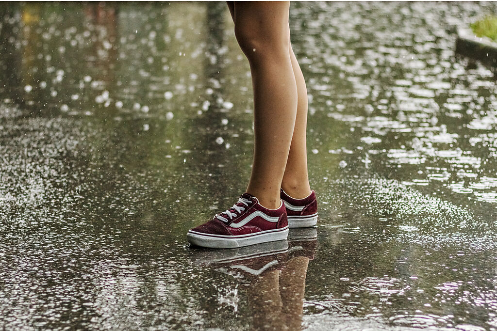 家事達人傳授下雨天鞋子濕掉速乾的方法。(達志提供) 