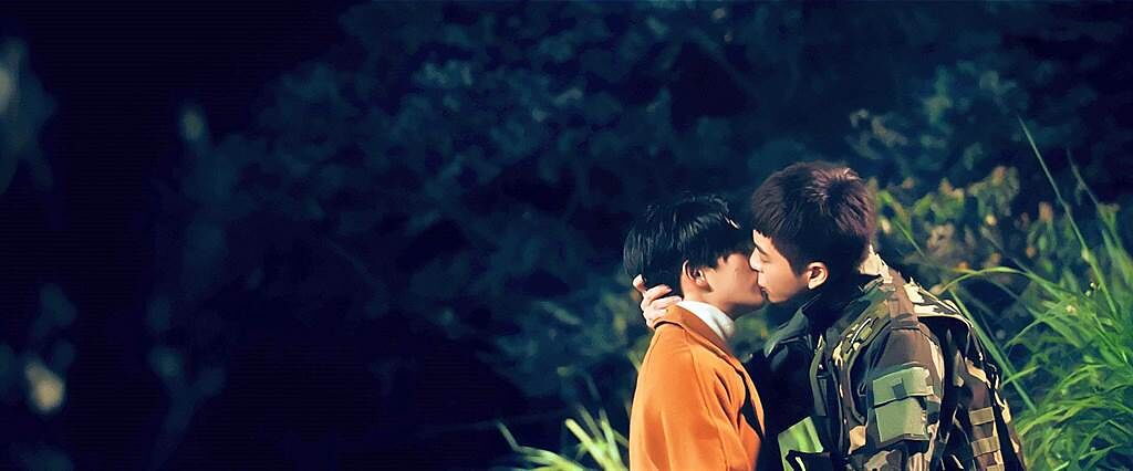 林暉閔、黃新皓劇中的男男吻令人臉紅心跳。（達騰娛樂提供）