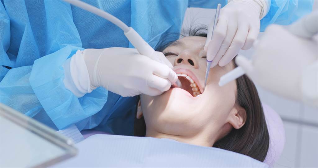 患者到牙醫就醫，撞見牙助親暱傳訊牙醫，（示意圖／Shutterstock）