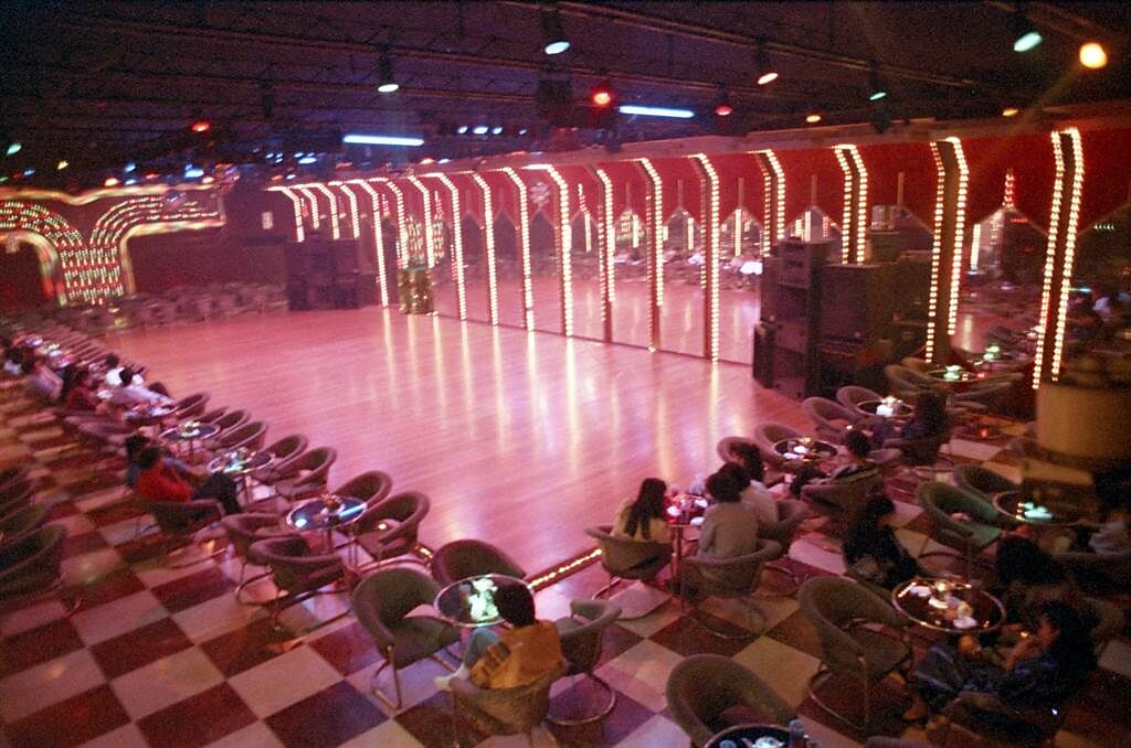 1989年，林森北路地下舞廳內部裝潢與氛圍。（尖端出版提供）