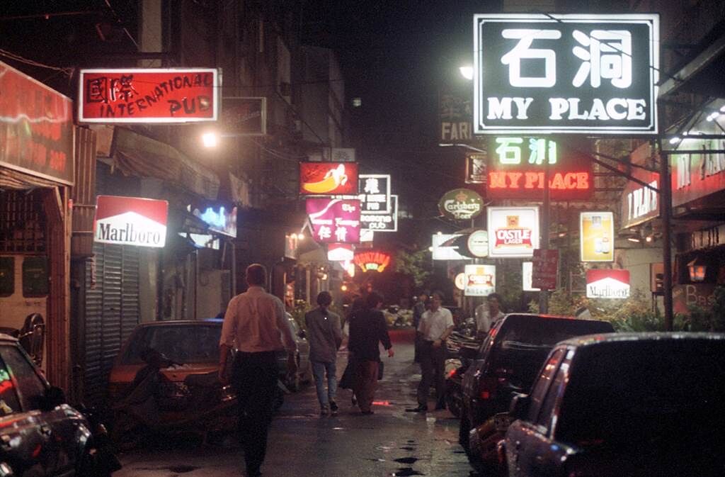 1992年，臺北市林森北路夜晚街景。（尖端出版提供）