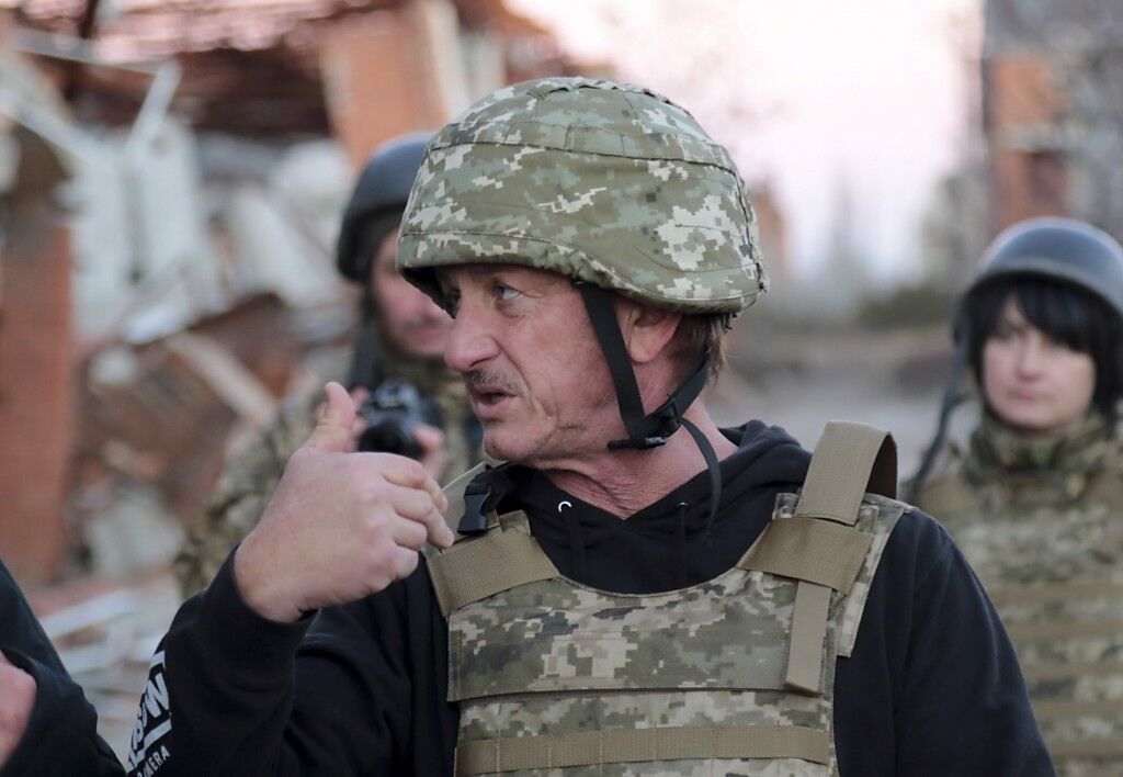 奧斯卡影帝西恩潘去年訪問烏克蘭，打算籌拍頓巴斯衝突紀錄片，結果戰爭真的爆發，紀錄片無法繼續拍攝。(圖/美聯社)