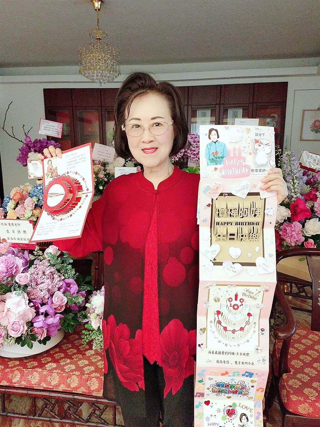 瓊瑤去年開心秀出親友及粉絲送的生日卡片。（摘自瓊瑤臉書）  