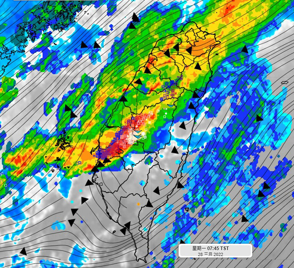 旺盛對流雲系覆蓋台灣，嘉義以北下起大雷雨。(翻攝自 彭啟明臉書)