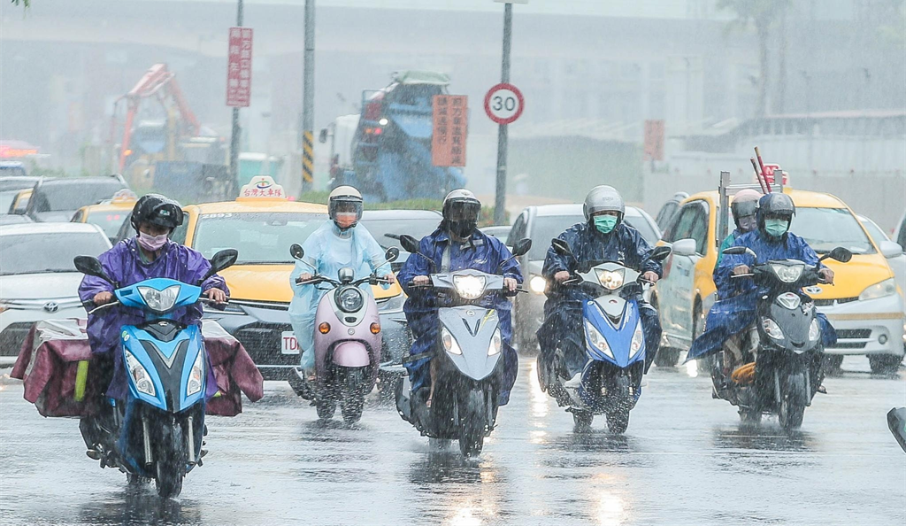女套雨衣騎車仍全身濕崩潰求解。(圖/翻攝自資料照)
