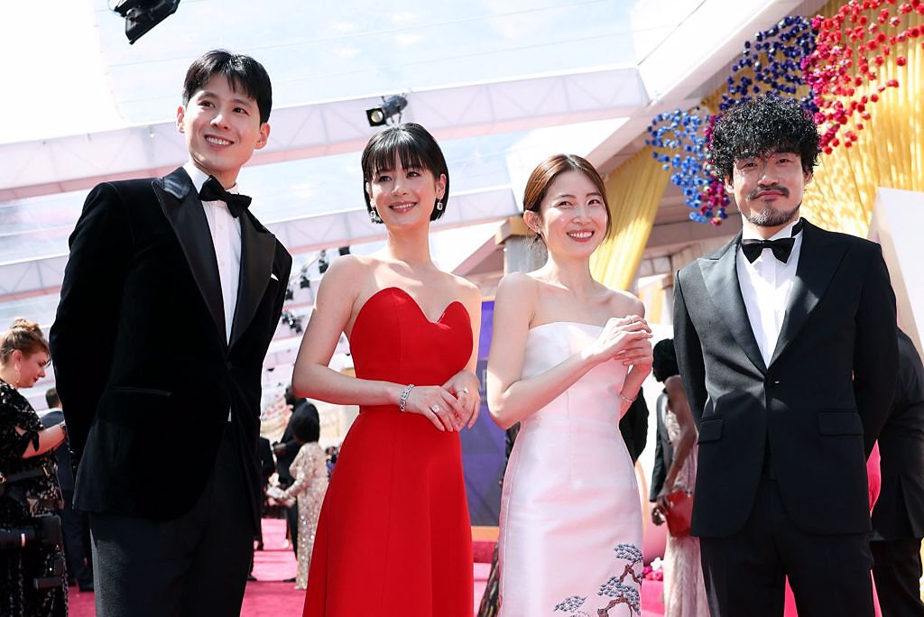 台灣女星袁子芸 （左二）身穿PRADA紅色禮服出席奧斯卡頒獎典禮。（路透）