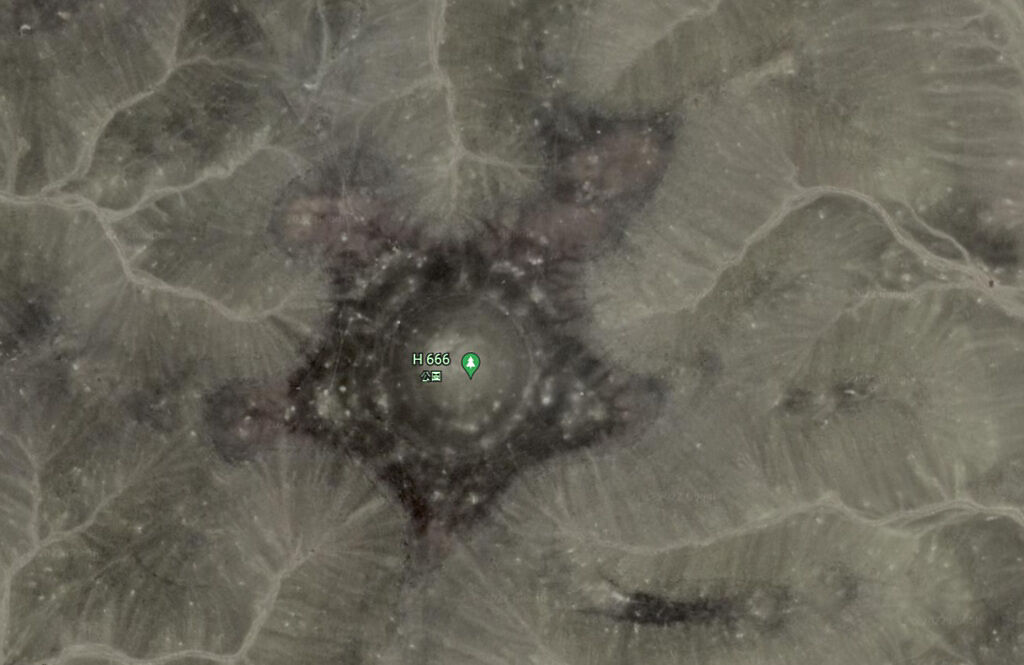 UFO獵人沃林透過Google地球，在阿爾及利亞發現一個神祕的五角星。(圖/翻攝自Google地球)