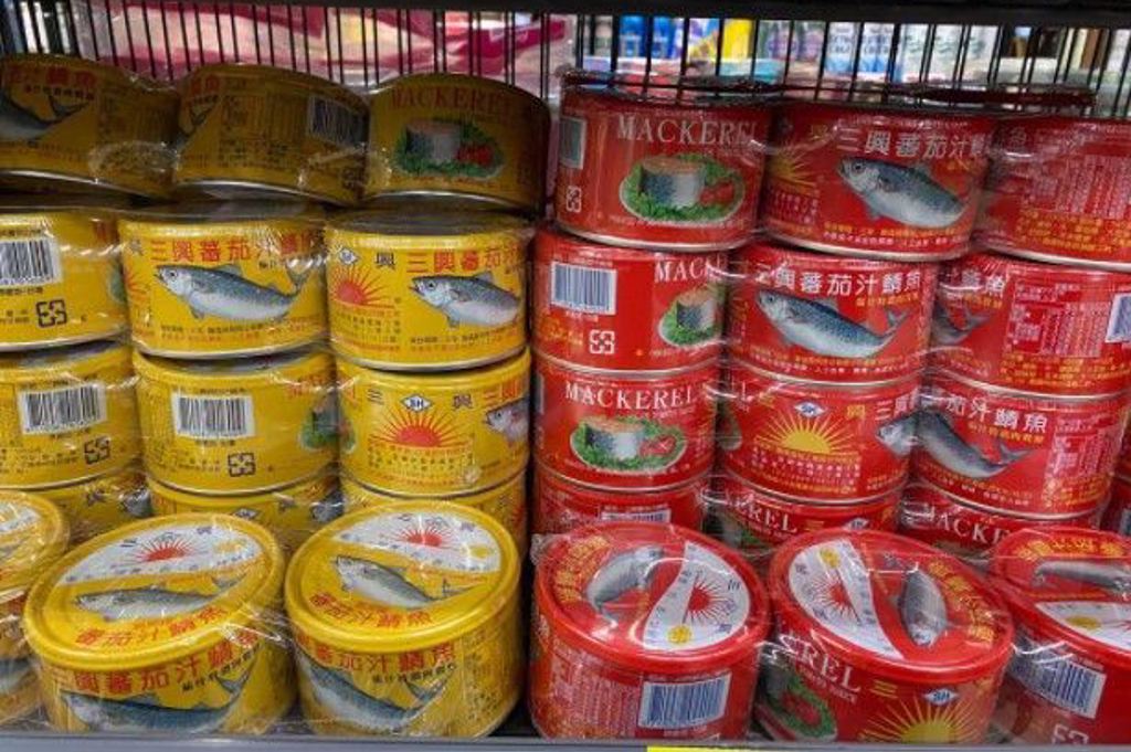 鯖魚罐頭紅、黃包裝，使網友對內部口味產生疑問。(圖/翻攝 臉書社團「我愛全聯-好物老實說」)
