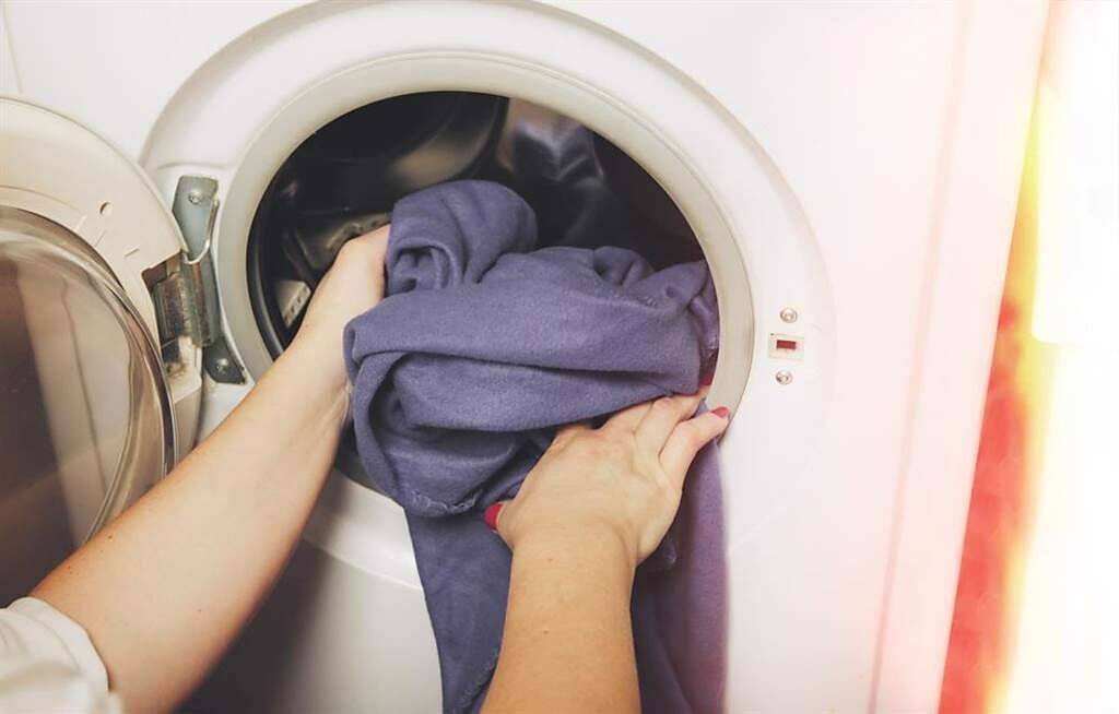 洗衣機這步驟一堆人用錯！一名女大生表示，最近被媽媽糾正才驚覺，活了20年才知道正確步驟。(示意圖/達志影像)