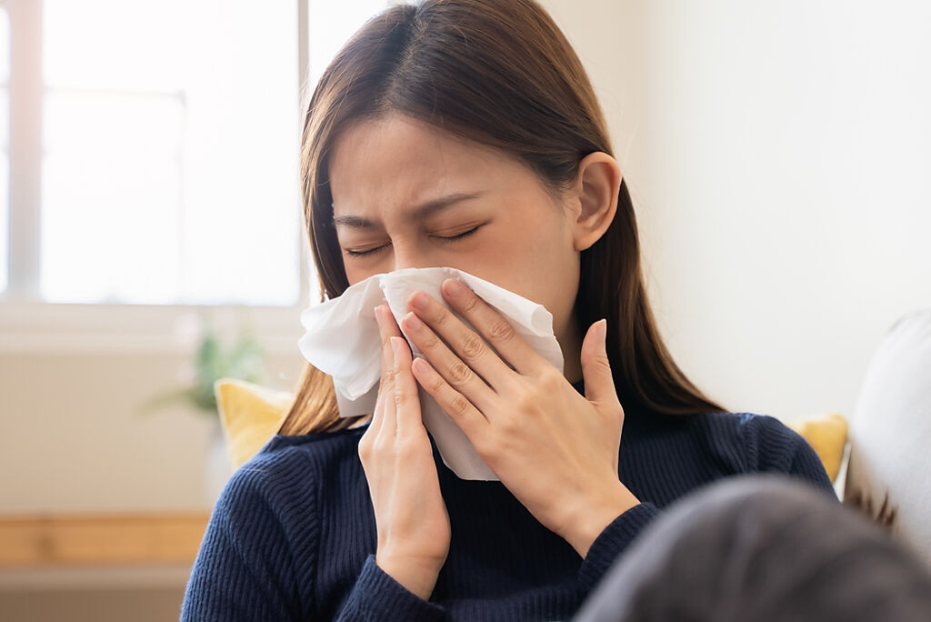 鼻過敏有2種！醫曝新療法 有助關緊鼻水龍頭。(示意圖/Shutterstock)