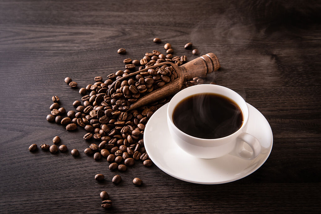 台灣營養基金會執行長吳映蓉指出，每天喝一杯美式咖啡，就能增加腸道好菌。(示意圖/達志影像)