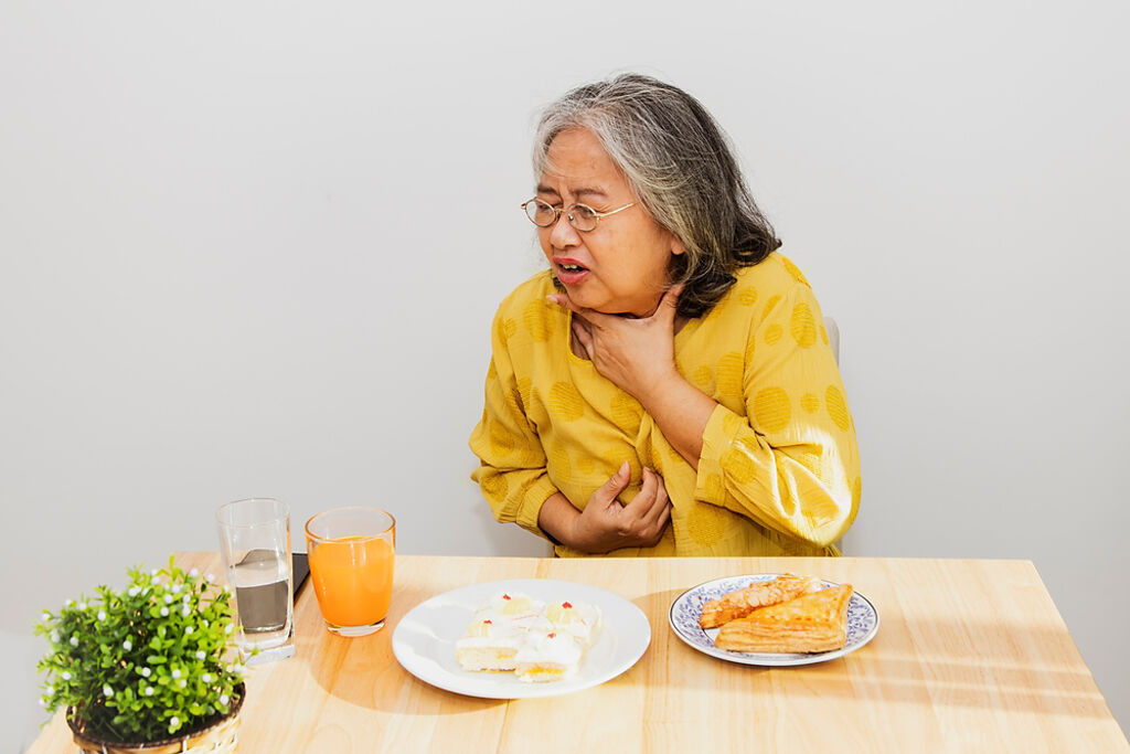 容易嗆到、吞不乾淨、吞不下去，都是吞嚥困難常見表現，把食物剪小塊反害肺炎或噎到，恐有致命危機。(示意圖/Shutterstock)