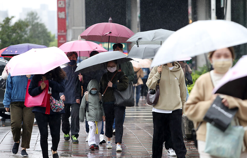 周六、周日清明連假前兩天全台有雨，北台灣空曠地區下探12度，達到冷氣團等級。(資料照 劉宗龍攝)
