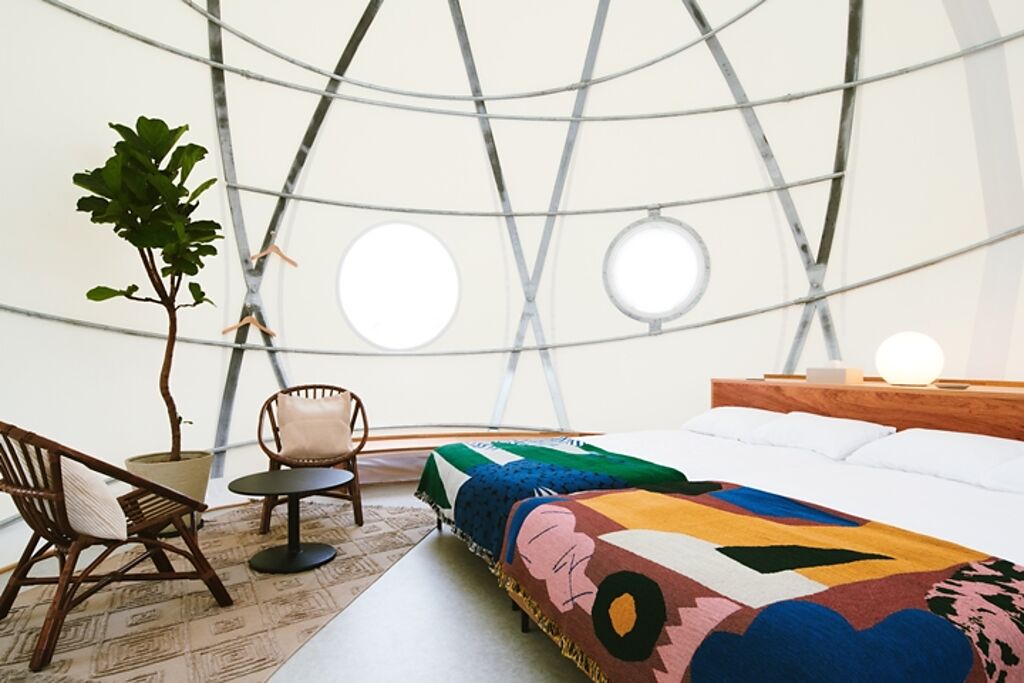 與豪華露營常見的星空帳不同，「INN THE PARK 福岡」主打高約2層樓的球型帳篷，內部空間也精心設計。　圖：株式会社インザパーク／來源