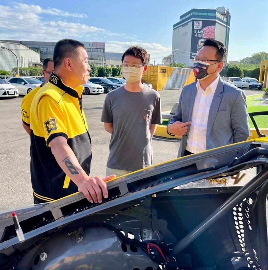 台灣賽車教父廖老大（左）在立委莊競程（右）、議員江肇國（中）的協助下，敲定於4月6日上午10時許在台中風車大道進行零四實測。（取自立法委員莊競程臉書）
