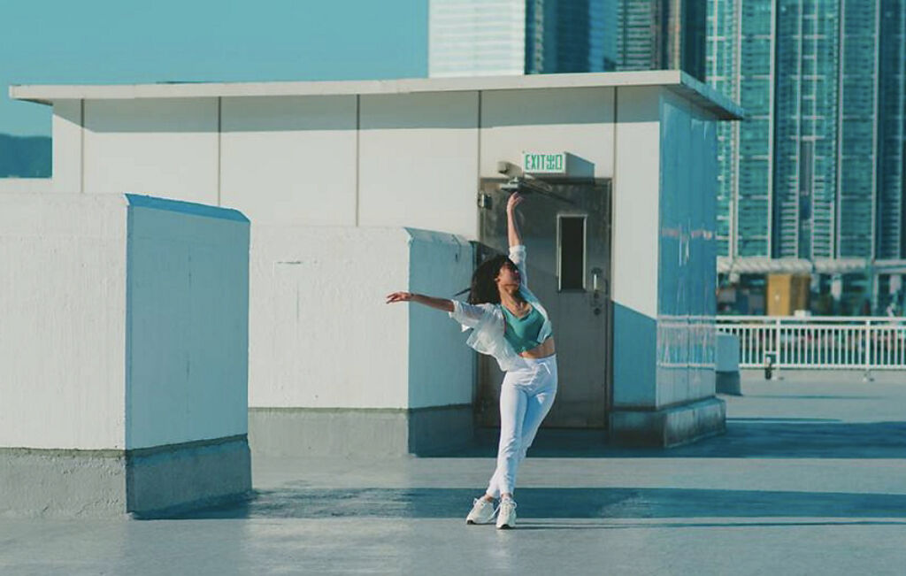 許恩怡在出道首支廣告中大秀舞技。(圖/ 摘自微博)