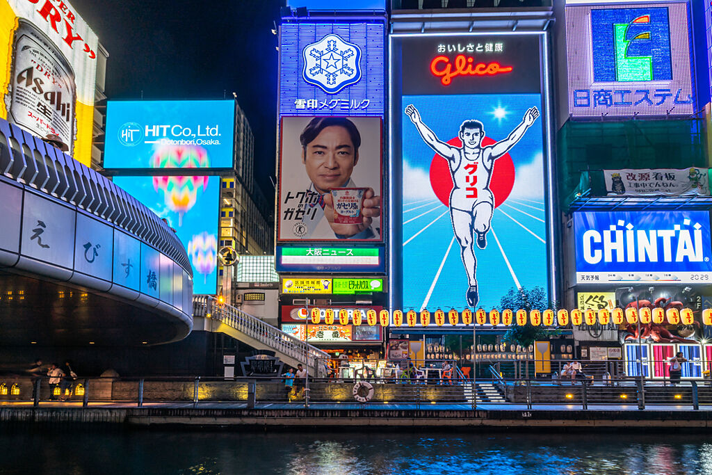 日本大阪超有名的廣告看板，不少觀光客會與之合照。（圖／shutterstock）