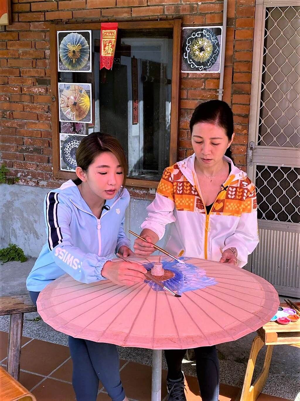 郭書瑤和方文琳(右)體驗美濃紙傘製作。（衛視中文台提供）