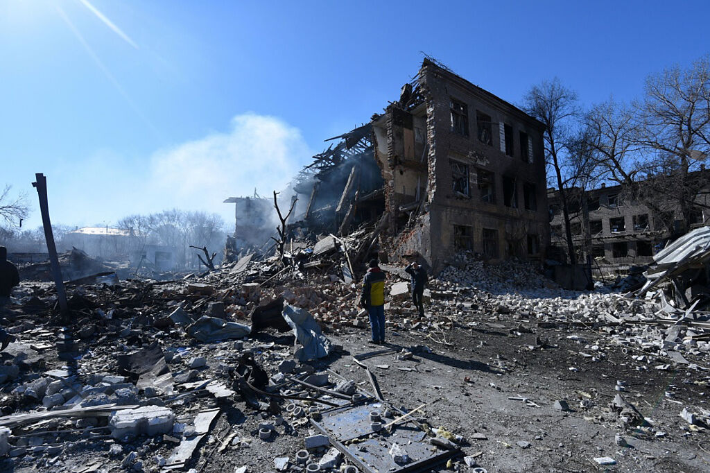 美國情報專家認為，俄羅斯軍隊對烏克蘭的攻擊其實相當克制。圖為烏克蘭中部城市第聶伯羅（Dnipro）一座鞋廠被飛彈攻擊後的景象。（圖／路透社）
