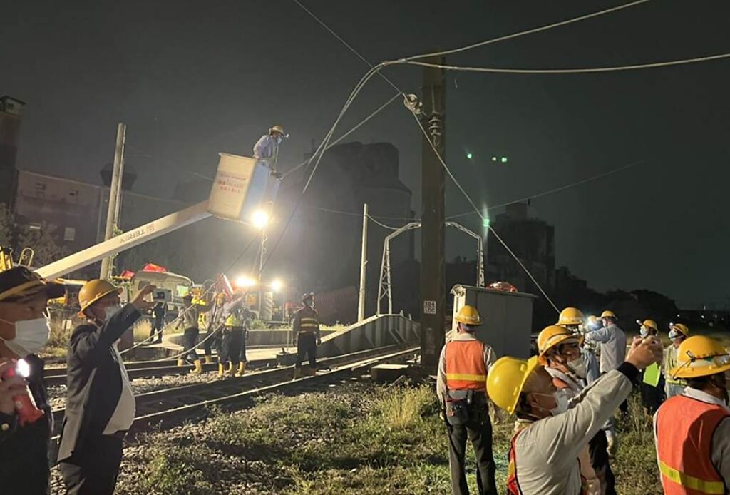 東南水泥施工不慎，造成台電高壓電塔受損，連帶影響高鐵營運。（台電提供）