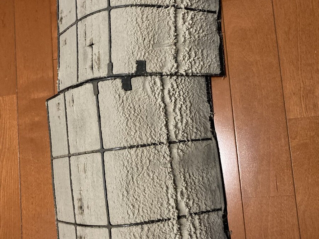 一位日本網友2年沒清冷氣，發現濾網已經被一層厚厚的灰塵包覆。（圖／翻攝自推特帳號kitamurakenji）
