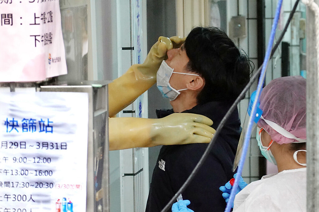 台灣本土疫情升溫，昨天一口氣暴增104例確診，不少民眾跑去篩檢。（姚志平攝）