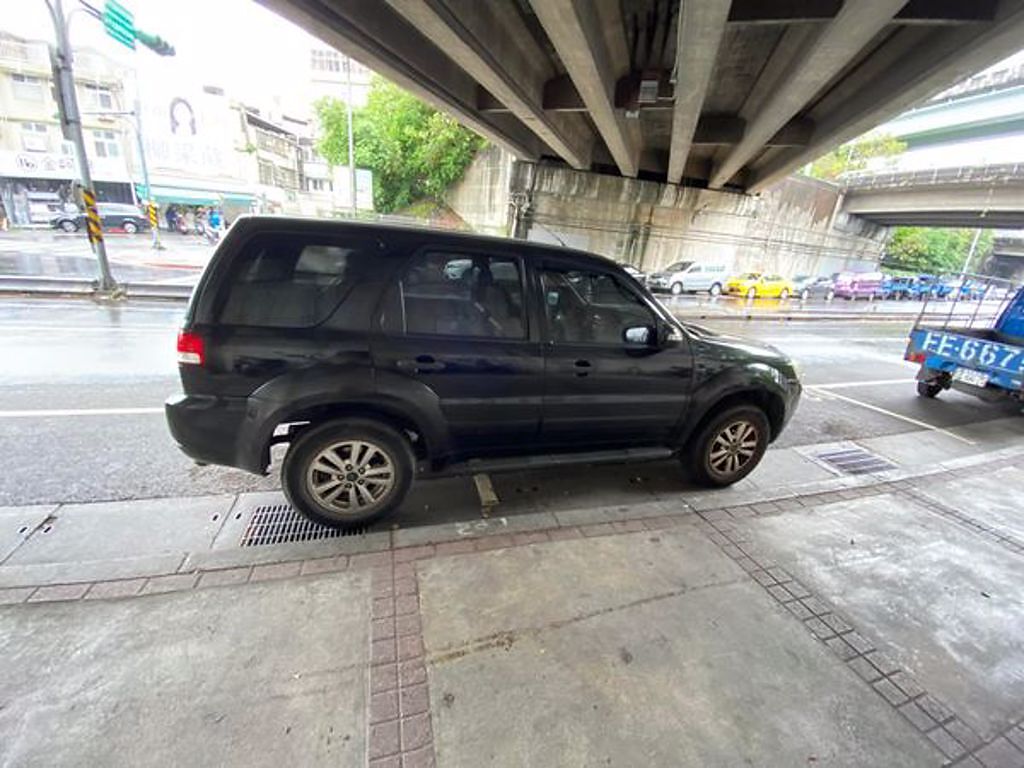 1名網友日前在路邊發現1輛車同時停在2格停車格內，他原本認為無法開罰，但沒想到發現該車已被開了罰單，罰單內容是「停車方式不依規定」。（翻攝自臉書「爆廢公社二館」）