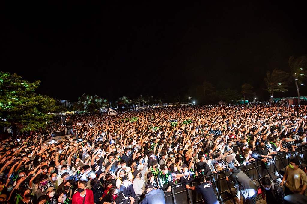 墾丁台灣祭現場人潮擠爆，今還傳出有確診者連2天也在裡面嗨。(翻攝自 台灣祭Taiwan Music Festival臉書)
