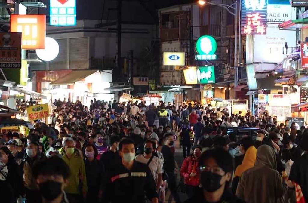 不只「台灣祭」現場，連墾丁大街也都是人。(中央社)