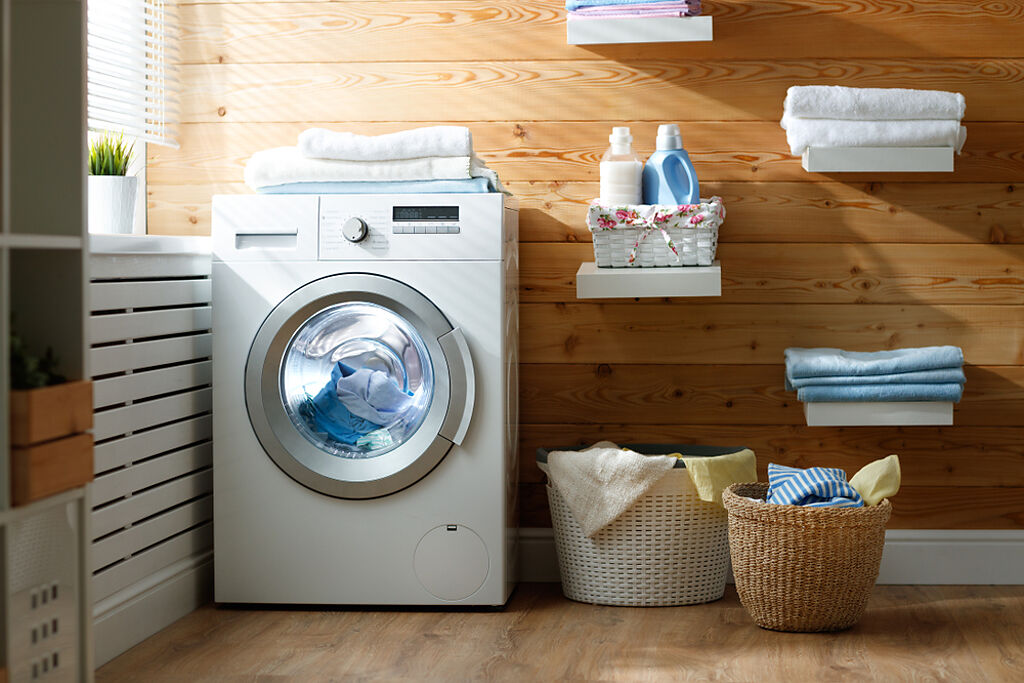 一名女網友洗枕頭時忘記套洗衣袋，導致枕心的棉花全部散落在洗衣槽。（示意圖／Shutterstock）