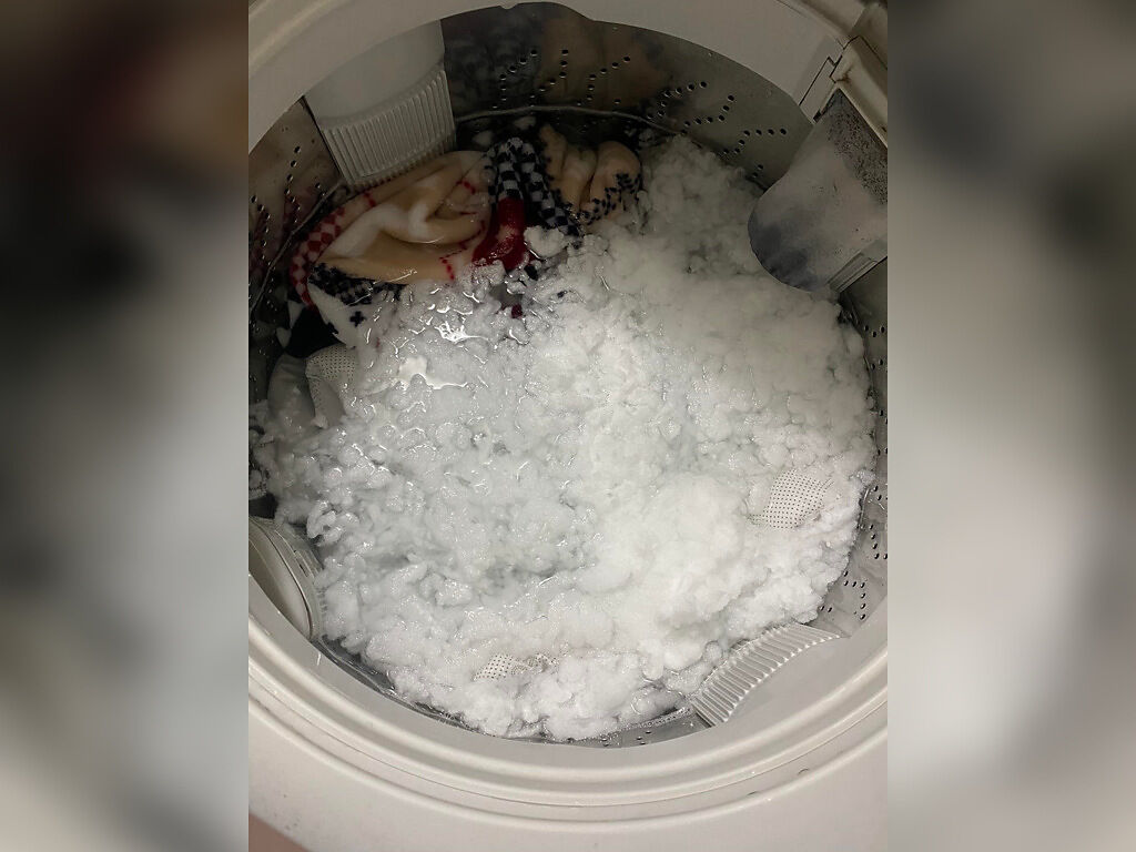 一名女網友洗枕頭時忘記套洗衣袋，導致枕心的棉花全部散落在洗衣槽。（翻攝自臉書社團《爆怨2公社》）