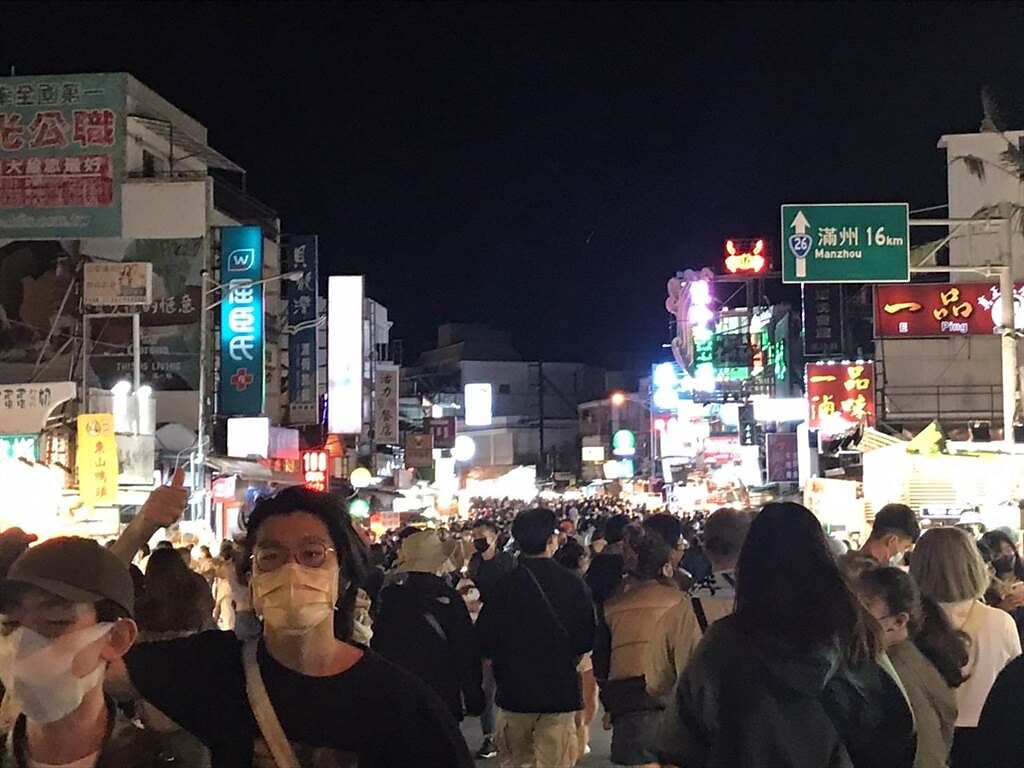 據警方統計，鄰近「台灣祭」的墾丁大街1日約有4000人次，2日則破萬人次。（謝佳潾攝）