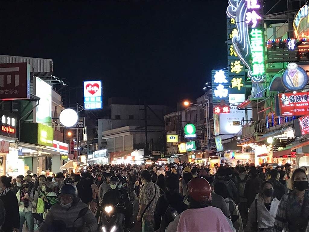 據警方統計，鄰近「台灣祭」的墾丁大街1日約有4000人次，2日則破萬人次。（謝佳潾攝）