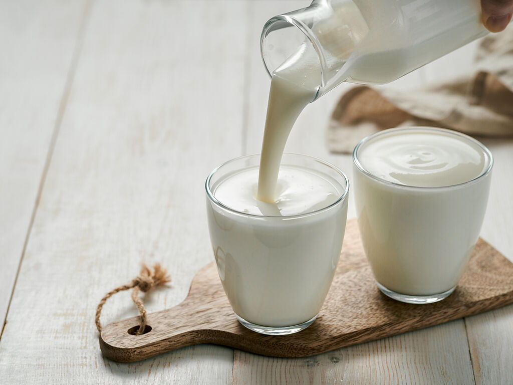 小兒科醫師分析4款常見飲品的營養價值，其中羊奶的鈣質含量略高於牛奶。（示意圖／達志影像）