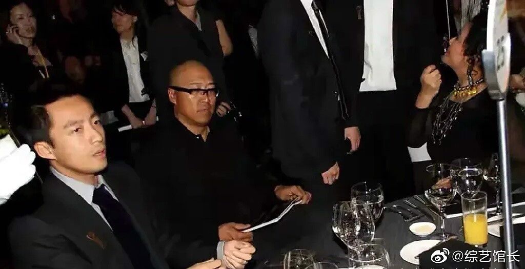 汪小菲和繼父一起出席晚宴。（圖／取自綜藝館長微博）