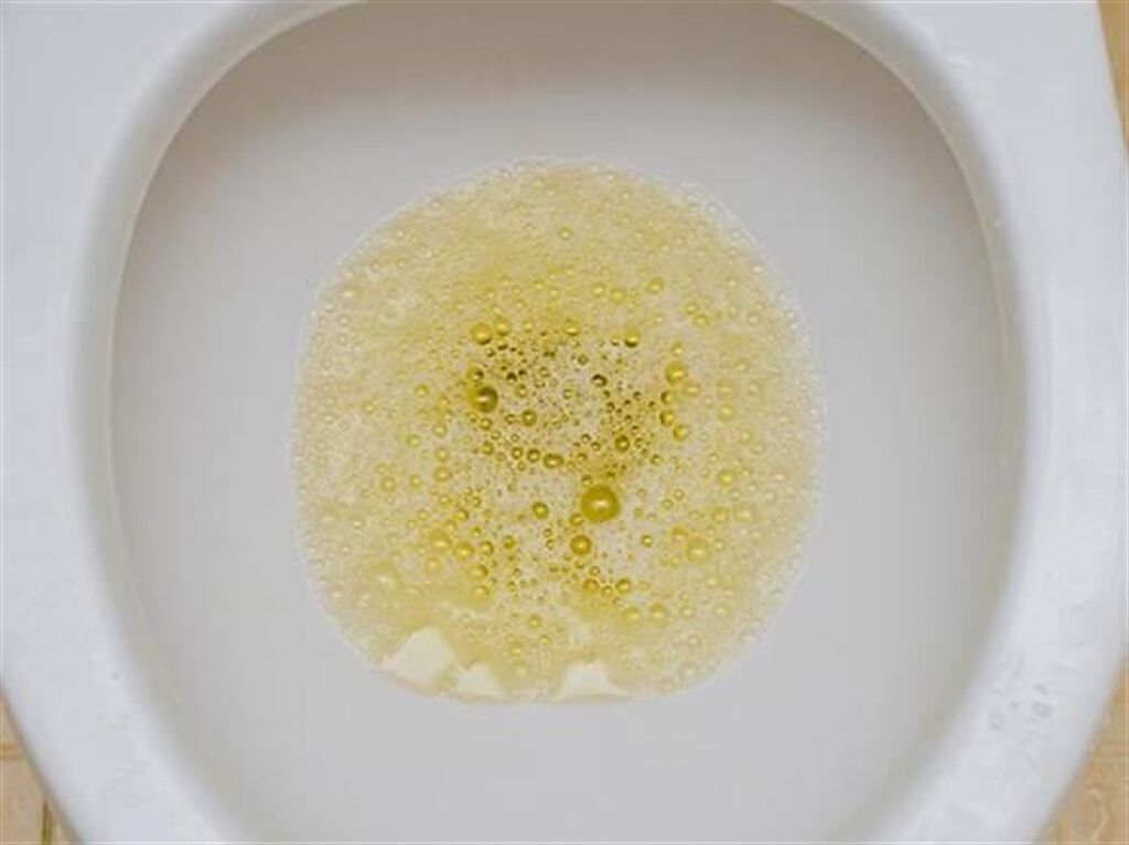 如果尿尿的泡沫超過 1分鐘以上未散，恐是泌尿系統或是腎臟有問題。(示意圖/達志影像)