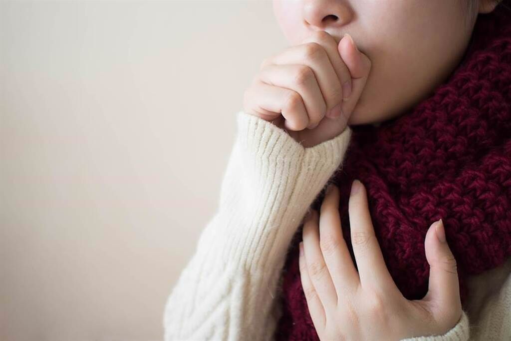 感冒多喝水沒用？營養師：喉痛鼻塞時 補充這2樣更快好。(示意圖/Shutterstock)