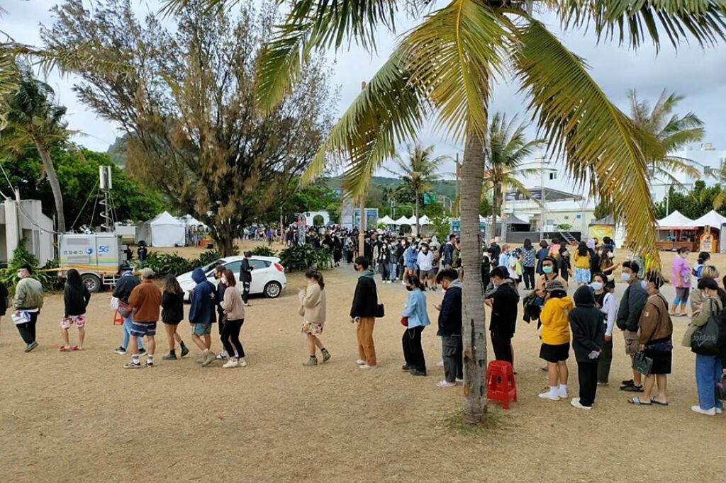 墾丁台灣祭爆確診者出沒，民眾排隊領取快篩試劑。（謝佳潾攝）