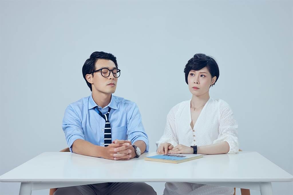 電影《咒》女主角蔡亘晏（右）在舞台劇《婚內失戀》與黃俊傑詮釋年輕夫妻。（巨宸製作提供）