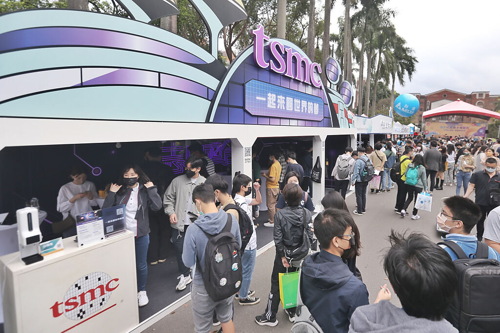 台灣大學校園徵才博覽會3月初盛大舉辦，台積電吸引許多求職者前來投遞履歷。(本報系資料照片)
