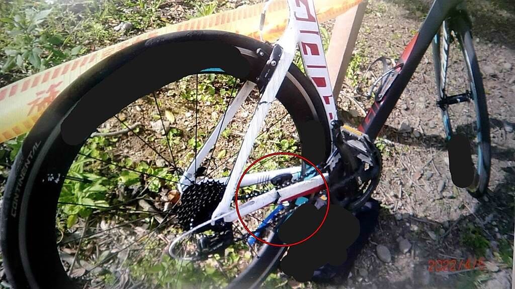 自行車騎士的捷安特自行車遭轎車輾壓，後三腳架斷裂。（翻攝照片）
